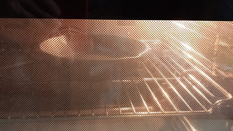 荷兰松饼,铸铁锅放入烤箱210度预热10分钟左右