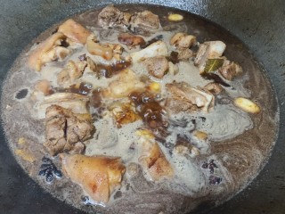 五香卤猪蹄,翻炒入味后加入适量清水，没过猪蹄。中水炖一个半小时