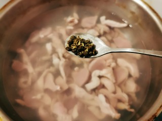 辣炒鸡胗,放入沸水中汆烫  水中加入半汤匙花椒去腥