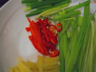 辣炒鸡胗,最重要的是红辣椒🌶️，主要看个人能接受辣的程度来选择辣椒的数量