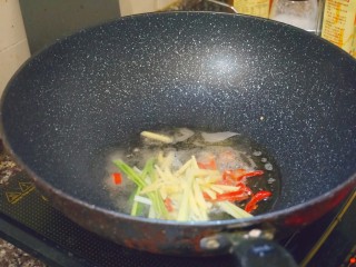 辣炒鸡胗,热油下锅后把配料放进去。