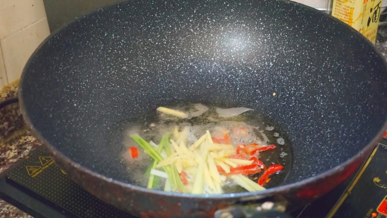 辣炒鸡胗,热油下锅后把配料放进去。