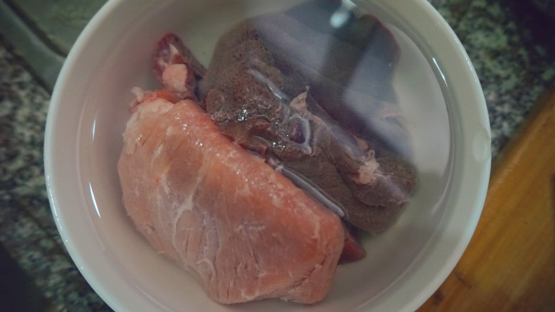 猪杂汤米线,将猪心猪肝猪瘦肉先泡水洗干净