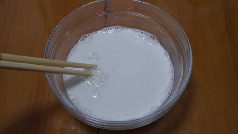 椰汁千层糕，简单四种材料，一次就学会！,将200毫升的清水和125克的马蹄粉混合拌匀，