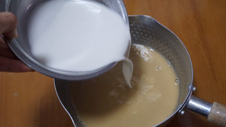 椰汁千层糕，简单四种材料，一次就学会！,加入冷却后的红糖水中，搅匀。