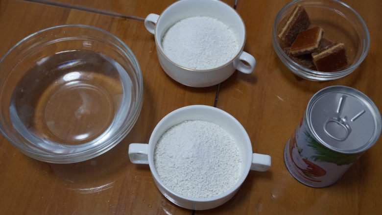 椰汁千层糕，简单四种材料，一次就学会！,准备材料，将250克的马蹄粉分成两小份，各125克。