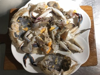 螃蟹炒年糕,分解后的螃蟹放盘中