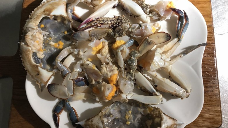 螃蟹炒年糕,分解后的螃蟹放盘中