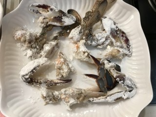 螃蟹炒年糕,螃蟹块放盘中备用