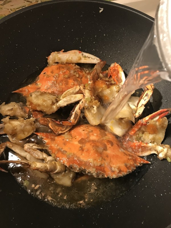 螃蟹炒年糕,锅中加入适量的水