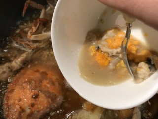 螃蟹炒年糕,倒入碗中的蟹黄