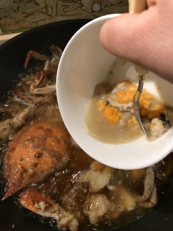 螃蟹炒年糕,倒入碗中的蟹黄