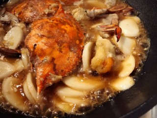 螃蟹炒年糕,待汤汁粘稠改小火，慢慢收汁，最后淋一些炸螃蟹的油提亮菜色(不要淋太多哦)
