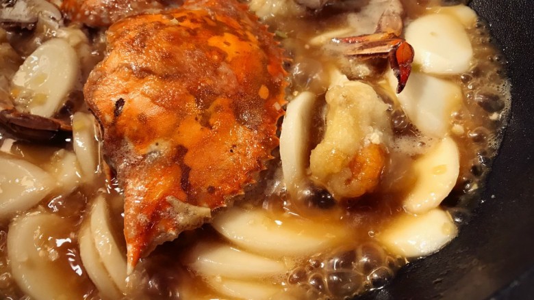 螃蟹炒年糕,待汤汁粘稠改小火，慢慢收汁，最后淋一些炸螃蟹的油提亮菜色(不要淋太多哦)
