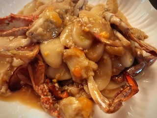 螃蟹炒年糕,切记汤汁一定要浓，包裹住螃蟹，这样螃蟹炒年糕味道才够浓郁