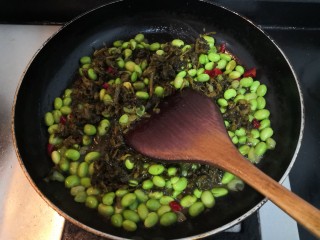 雪菜炒毛豆,把雪菜和毛豆，翻炒均匀