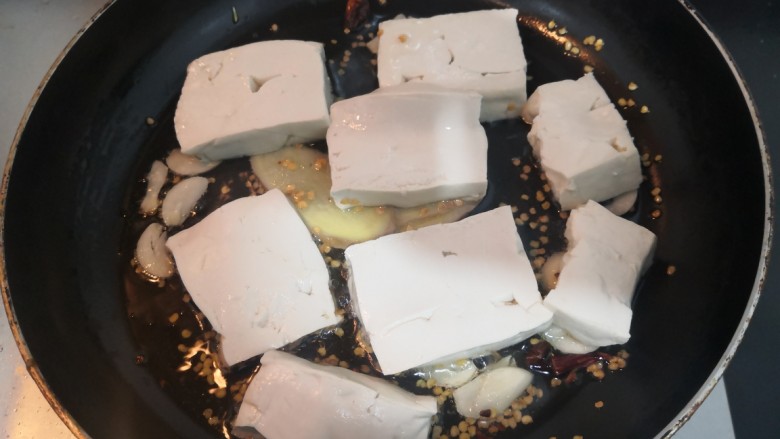 猪血炖豆腐,把豆腐块，平铺入锅，小火煎