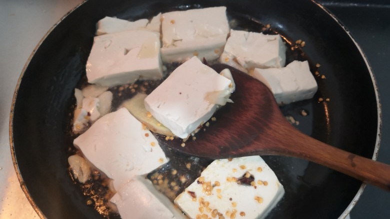 猪血炖豆腐,一面煎至微黄后，翻面再煎