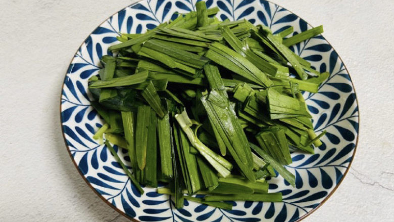 韭菜炒豆芽～刮油清肠越吃越瘦,切寸段
