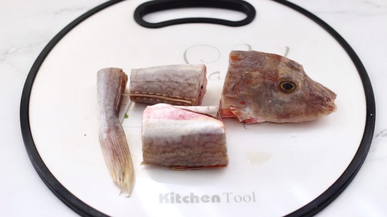 红蟹鱼酱焖冻豆腐,红蟹鱼取出内脏后，洗净用刀切成大段。