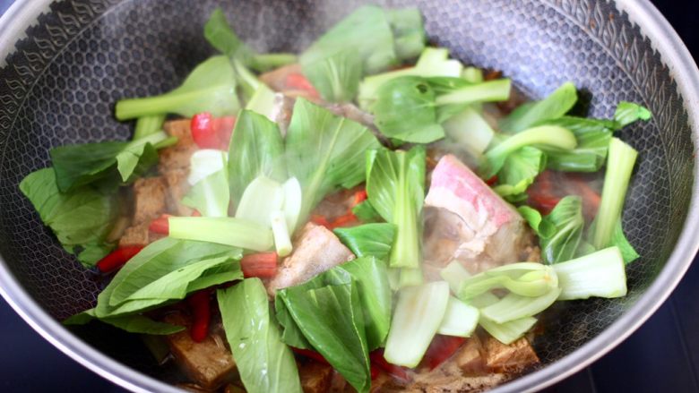红蟹鱼酱焖冻豆腐,加入切段的小油菜。