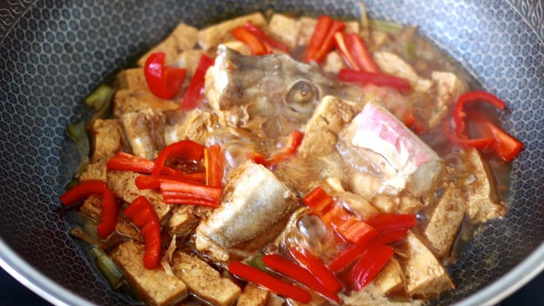 红蟹鱼酱焖冻豆腐,加入红椒条。