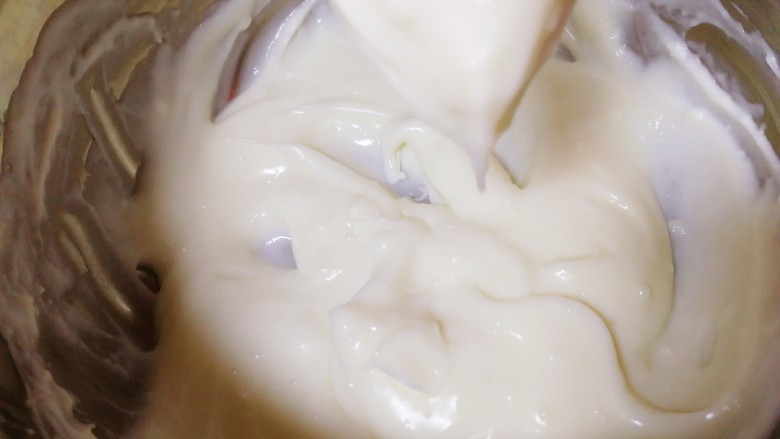 椰奶小方【零失败】,当液体粘稠成浆糊状时离火，快速搅拌使其没有颗粒，光滑细腻。