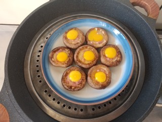 香菇鹌鹑蛋,放入一个笼屉，将盘子摆放在上面。