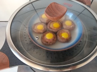 香菇鹌鹑蛋,盖上盖子大火烧开之后蒸十分钟。