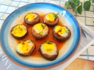 香菇鹌鹑蛋,蒸熟之后将所有的料汁调匀之后浇在上面。即可食用，是不是超级简单呀？
