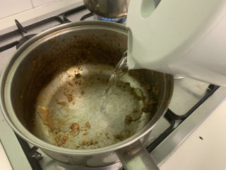 奶茶拉面,拿出肉末的锅不用洗，加入热水煮沸