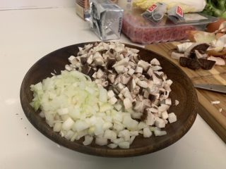 奶茶拉面,洋葱，蘑菇切丁