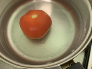 奶茶拉面,番茄用沸水煮至脱皮