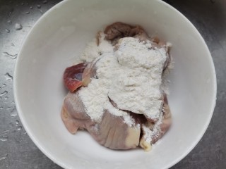 辣炒鸡胗,鸡胗处理干净，用面粉抓几下，再用清水清洗干净