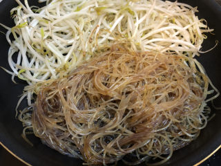 豆芽炒粉条,单独先把粉丝炒均匀，用筷子搅拌比较方便