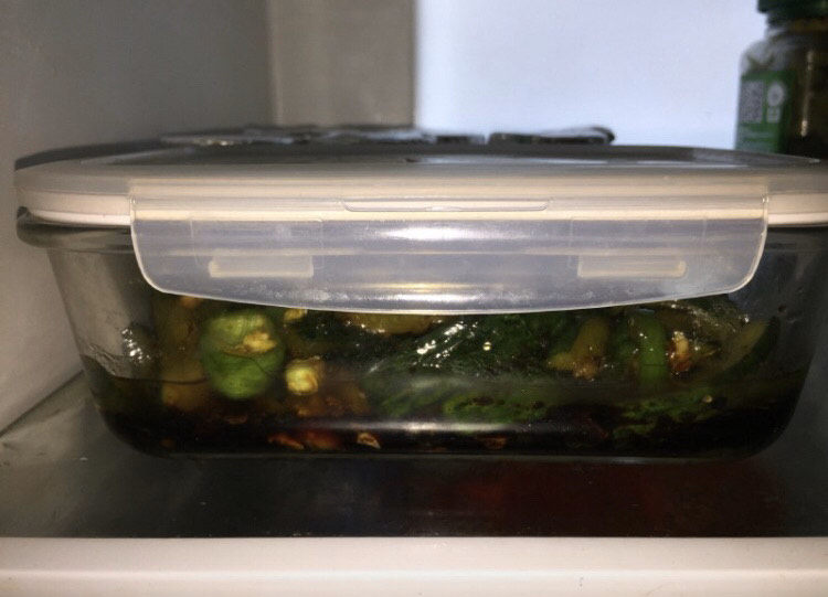 酸辣黄瓜条,入冰箱冷藏四小时可以吃了，中途可以取出翻拌几次，入味更均匀。