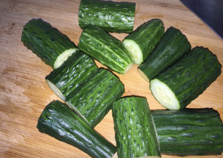 酸辣黄瓜条,切成五公分左右的小段。