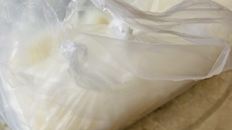 卷筒粉(快手版),买来的肠粉片放冰箱冷藏保存。
