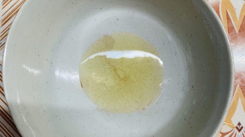 卷筒粉(快手版),调个蘸料。小碗倒入食用油。