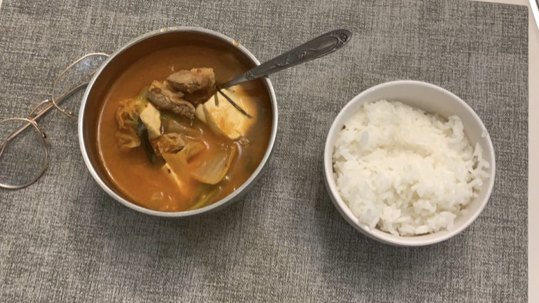 韩式泡菜豆腐汤,准备好米饭，一勺泡菜汤一勺米饭，即可食用