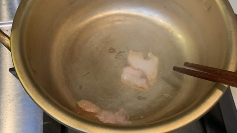韩式泡菜豆腐汤,冷锅热油，把猪油放进去煎出油
