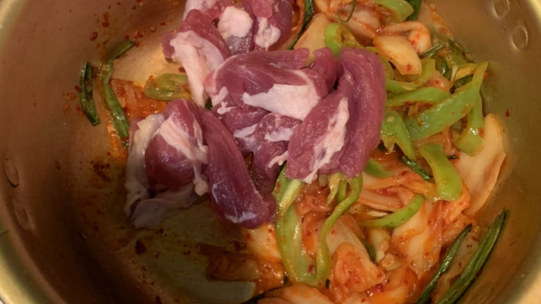 韩式泡菜豆腐汤,放入猪肉，稍微煎一下半熟