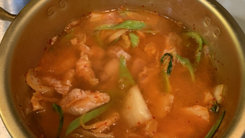 韩式泡菜豆腐汤,加入2碗水