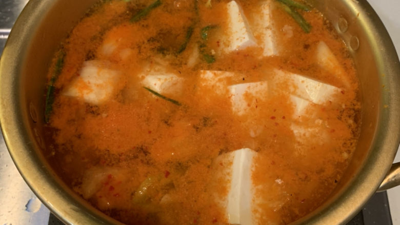 韩式泡菜豆腐汤,把水煮开后放入豆腐大火烧开
