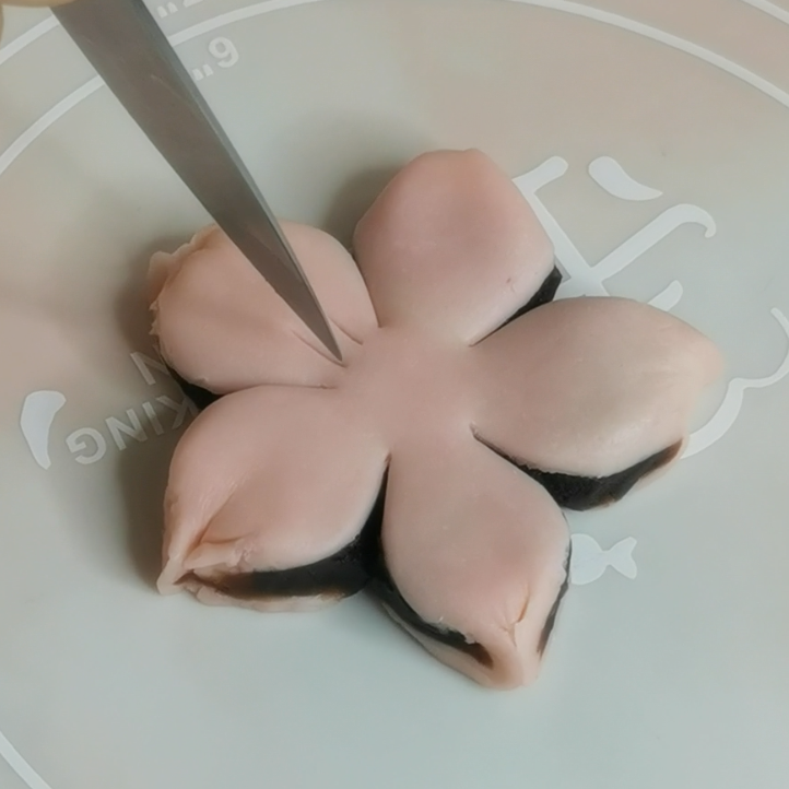 三生三世十里桃花酥，颜值与美味并存，美到醉~~,然后用锋利的刀，在每瓣花的上方切2条小花纹。