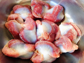 泡椒鸡胗,在超市买的新鲜的鸡胗摘除杂质洗净