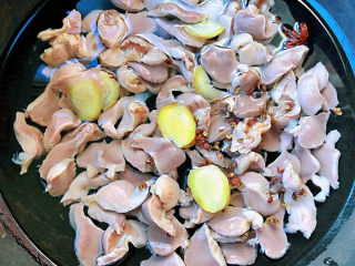 泡椒鸡胗,鸡胗放入锅中添加适量清水放入姜片、花椒和八角