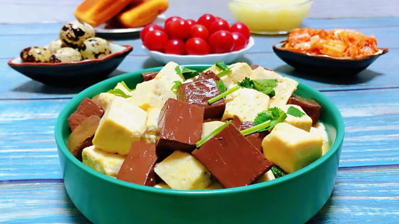猪血炖豆腐,猪血和豆腐的营养价值丰富经常食用对身体有益噢