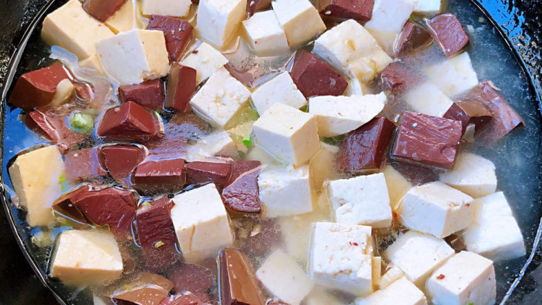 猪血炖豆腐,添加适量清水或高汤大火炖起来
