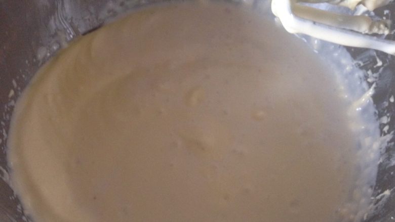 海盐酸奶芝士蛋糕,再加入酸奶，搅打均匀。